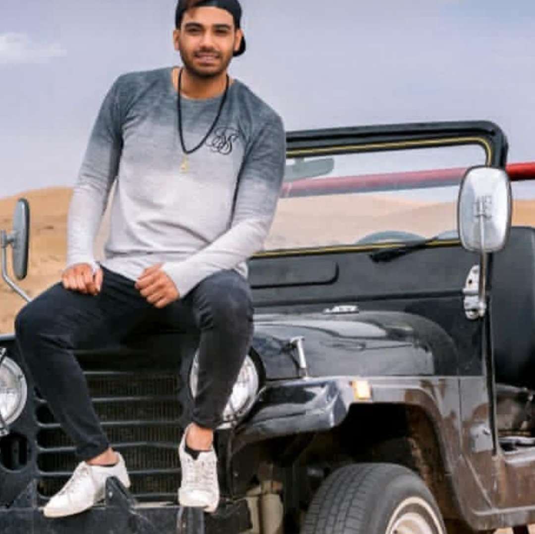 دانلود آهنگ سینا درخشنده ﺧﻠﺎﺻﻪ ﻳﻪ ﺳﺮ ﻗﺼﻪ رو دارم